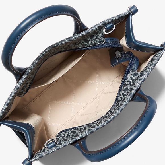 Michael Kors Mirella Small Ombré Signature Logo Crossbody Bag
Navy 
NWT - Picture 2 of 16